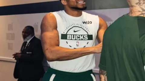 詹姆斯独抗压力！湖人遭绝杀，里夫斯失落孤坐，黯然离场